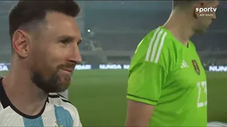 Jogadores argentinos CHORAM com FESTA da torcida Argentina no primeiro jogo após a Copa