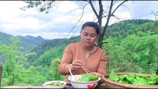 姑娘住在大山农村，过着自给自足的生活，看她今天吃什么呢