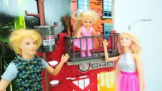 Barbie e Ken perderam a Evi! Barbie em português. Vídeos para meninas