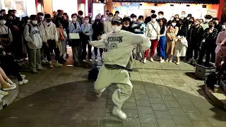 WEDNESDAY. HONGDAE STREET SKETCH. ONLOOKER'S SUPERB IMPROMPTU PERFORMANCE. GOOD PROGRAM BY KUMA.