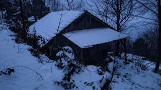 Hiding in an Abandoned Log Cabin From in a Snowstorm - Caught in a Snowstorm