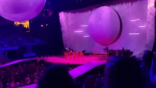 Ariana Grande chora cantando thank u, next durante tour