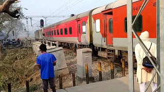 Train.// Blethra road railway statiom par aate huyee.(kashi express).apne samai anusar..