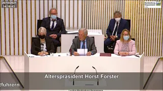 Alterspräsident Horst Förster eröffnet die erste Sitzung der 8. Legislatuperiode