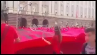 Ora News – Flamuri gjigand kuqezi shpaloset në bulevardin “Dëshmorët e Kombit”