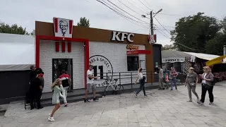 Одесса 19 сентября 2022. В Аркадии открыли KFC. Атмосфера. Стулья Славутич. Цены.