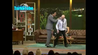 Beyaz Show - Atalay Demirci Yanlış yere Oturunca Beyazıt Lafı Çaktı Çık Lan Burdan :) 29.03.2013