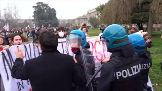 Milano, corteo studenti No Pass bloccati dalla polizia