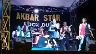 Lucu!!!!tukang kecrek kocak gokil abis,biduan kalah tenar!!