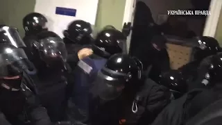 Поліція штурмує Святошинський суд у Києві