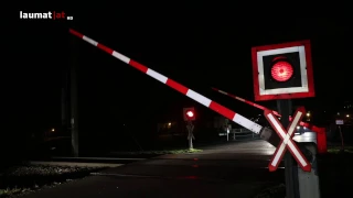 Auto zwischen Bahnschranken eingeschlossen und von Zug erfasst