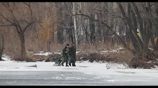 Отряд самоубийц: в Днепре рыбаки вышли на лед в плюсовую температуру