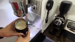 Steaming Milk Using MILESTO EM-23 SAHARA #milesto #coffee #espresso #espressomachine