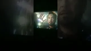 Tony Stark chasquido y destruye a Thanos!