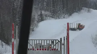 В лес на Урале. Снега море. Лесовозы перекрывают дорогу.