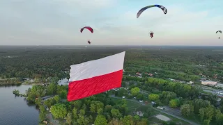 Święto Flagi - lot na motoparalotni z flagą Polski o powierzchni  130m2