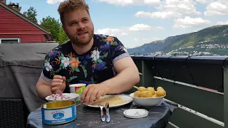 How to eat surströmming (in Norwegian)