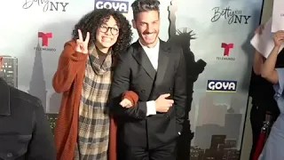 Erick y Elyfer. Premiere de Betty en NY. (🎵Escápate conmigo Wisin y YAndel)