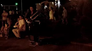 Уличный гитарист приехал в Геленджик и играет красивую мелодию на улице в день города