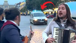 Поліція не змогла завадити цьому виконанню української пісні у Празі - колумбійці доспівали до кінця