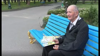 92-летний харьковчанин в городском парке продает свои добрые сказки - 03.07.2020
