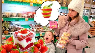 24 ЧАСА КЛУБНИКА VS ЯБЛОКО ЧЕЛЛЕНДЖ Покупаем Продукты Только Одного Вкуса Лика против Миланы