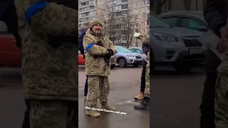 Военком раздаёт повестки в Одессе! #мобилизация  #shorts