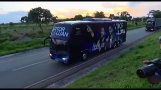 Comboio de ônibus de cantores sertanejos acompanham cortejo com corpo de Marília Mendonça