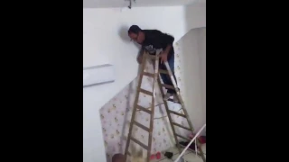 Mann fällt von Leiter :D Lampe montieren FAIL!