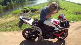 Девушка не знала что в шлеме микрофон))) Катаем на HONDA CBR600RR