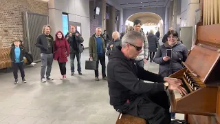 Fake Organist Rocks The Public Pipe Organ