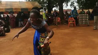 Chantre Maman Sara en prestation à Sran Bellakro Sakassou