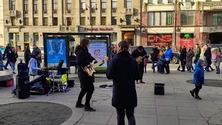 Звери – "Все, что касается", исполняют уличные музыканты на Невском проспекте в Санкт-Петербурге...