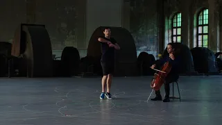 «Mitten wir im Leben sind / Bach6Cellosuiten» Anne Teresa De Keersmaeker, Rosas, Jean-Guihen Queyras