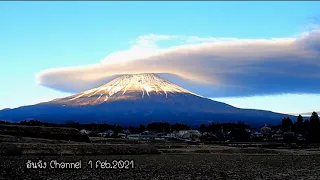 shorts Cap cloud on the top of Mt.Fuji