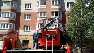 Пожарным удалось спасти человека из горящей квартиры на Рахманинова
