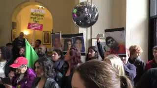 "Open the borders of Australia". The Embassy in London invaded by pro-refugees demonstrators