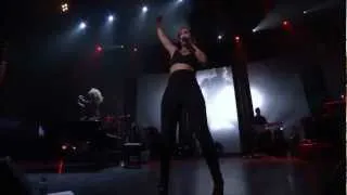 Alicia Keys - Girl on Fire LIVE