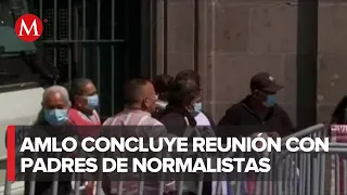 Concluye la reunión de AMLO con padres de normalistas