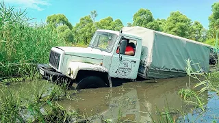 ГРУЗОВИК поспорил с УАЗАМИ. Переезжаем БОЛОТО / OFFROAD