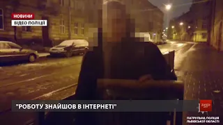 Патрульні затримали у Львові двох чоловіків, які розписували фасади будинків рекламою наркотиків