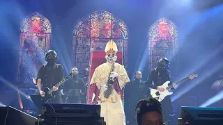 Ghost - Papa Nihil coming back from the dead during Miasma (Paris, 18/04/2022, AccorHotels Arena)