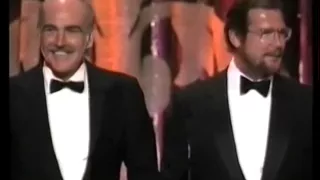 Sean Connery Michael Caine e Roger Moore consegnano l'Oscar a Kevin Kline