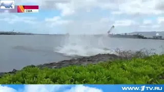 Туристы сняли на камеру крушение вертолета на Гавайях