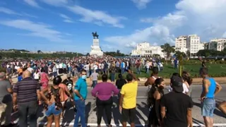 Cientos de manifestantes cubanos se toman las calles de La Habana al grito de "libertad"