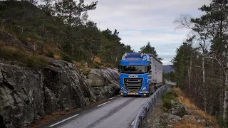 Met de DAF smalle Noorse wegen trotseren en een Manitou laden !