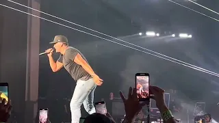 Luke Bryan falls during “That’s My Kinda Night” 07-08-2022