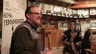Американец Шон Куирк исполняет тувинский хоомей. Международный культурный центр в Хакасии. Siberia