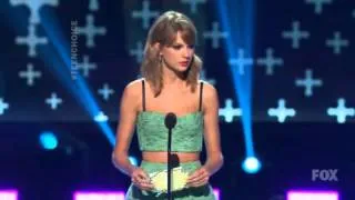 Taylor Swift-Presenting and telling a funny joke at Teen Choice Awards 2014!