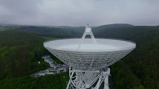 Drohnenflug über das Radioteleskop Effelsberg